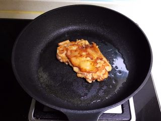 10、蒜香鸡腿,把鸡皮煎至金黄之后翻面，煎制2分钟