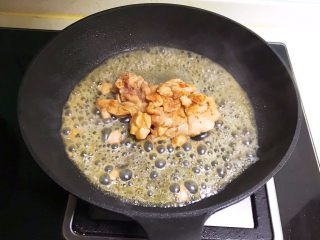 12、蒜香鸡腿,再给鸡腿翻面，煎制2分钟即可