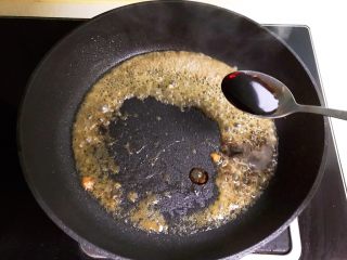 14、蒜香鸡腿,调制浇汁：在锅里的底汁里面加入1勺生抽