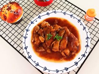 17、蒜香鸡腿,把调好的浇汁浇在煎制好的鸡腿上面即可