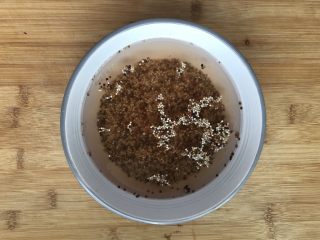 1、藜麦水果甜虾沙拉,藜麦泡水多洗几遍