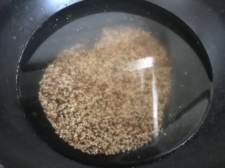2、藜麦水果甜虾沙拉,凉水入锅煮15分钟