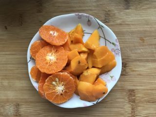 3、藜麦水果甜虾沙拉,水果切块