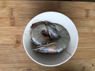 4、藜麦水果甜虾沙拉,去虾线