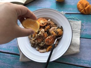 8、藜麦水果甜虾沙拉,吃前淋柠檬汁