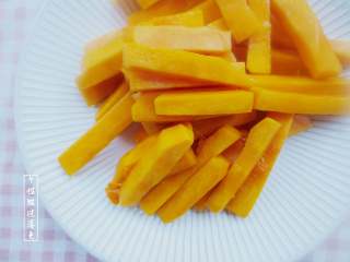 3、咸蛋黄焗南瓜,南瓜冲洗干净，用水攥干水分