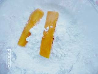 4、咸蛋黄焗南瓜,把南瓜裹上一层薄淀粉，因为它还有些水分，所以很好裹