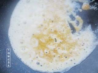 7、咸蛋黄焗南瓜,翻炒至起泡泡，即可放入南瓜