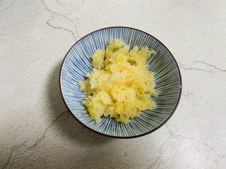 1、紫薯银耳粥,银耳提前泡软洗净剪小朵