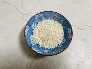 3、紫薯银耳粥,糯米淘洗干净