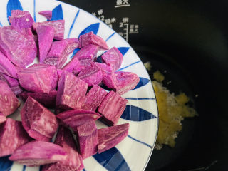 8、紫薯银耳粥,放入紫薯