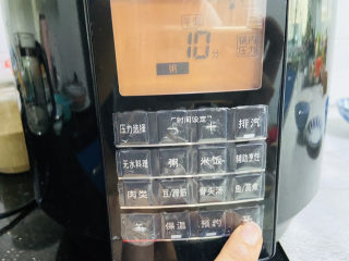 10、紫薯银耳粥,启动煮粥功能键