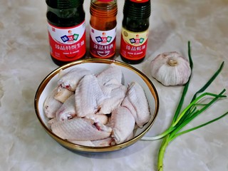 1、蒜香鸡翅,准备食材。