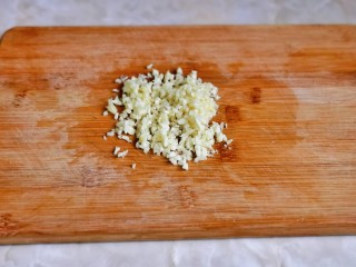 2、蒜香鸡翅,大蒜去皮切碎。