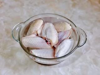 3、蒜香鸡翅,鸡翅泡冷水。