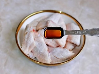 5、蒜香鸡翅,放入器具中，加入料酒。