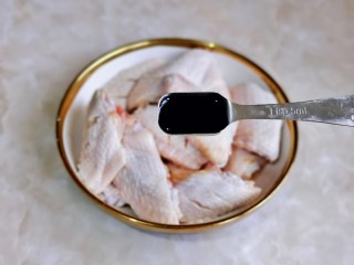6、蒜香鸡翅,加入生抽。