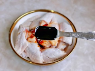 7、蒜香鸡翅,加入蚝油，戴上食品手套抓拌均匀。