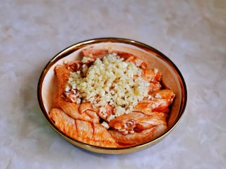 8、蒜香鸡翅,再加入切好的蒜末，奥尔良烤翅料。