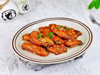 13、蒜香鸡翅,烤好后取出装盘，撒上葱花。