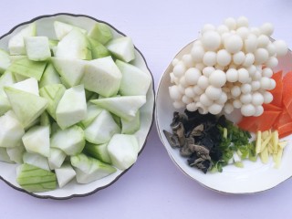 1、丝瓜木耳菌菇汤,准备好所有食材。丝瓜切滚刀块。