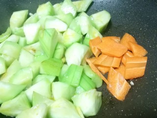 6、丝瓜木耳菌菇汤,加胡萝卜翻炒。