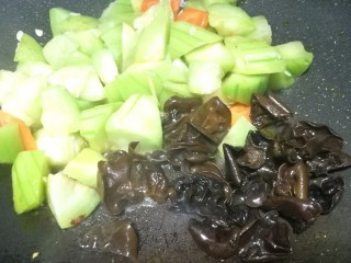 7、丝瓜木耳菌菇汤,加入木耳。