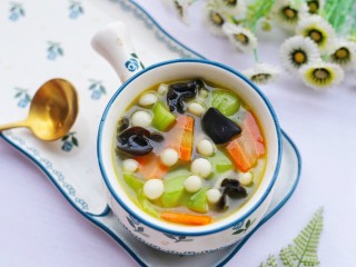 11、丝瓜木耳菌菇汤,出锅盛入碗中，撒上葱花即可。