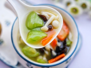 14、丝瓜木耳菌菇汤,做法超简单。