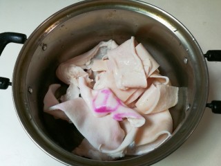 1、香菜皮冻,肉皮放入锅中烧开继续小火烧二十分钟,捞出来刮去油脂,清洗干净