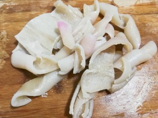 3、香菜皮冻,捞出来刮去油脂,清洗干净