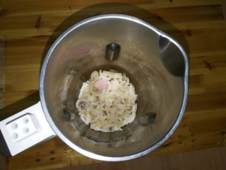 7、香菜皮冻,放入肉皮