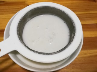 10、香菜皮冻,用滤勺过滤一遍肉皮糊,皮冻口感会更嫩滑