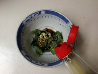 15、香菜皮冻,放入四勺生抽