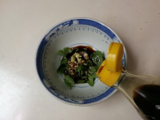 16、香菜皮冻,放入两勺醋