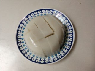 18、香菜皮冻,皮冻切成小块放入盘中