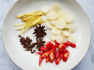 4、低脂零卡的秘制腌黄瓜,蒜切片，姜切丝，小米椒切段。