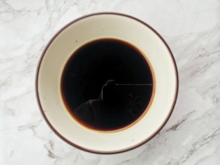 10、低脂零卡的秘制腌黄瓜,搅拌均匀。