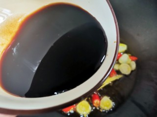 12、低脂零卡的秘制腌黄瓜,倒入酱汁，