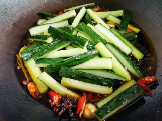 14、低脂零卡的秘制腌黄瓜,和黄瓜条拌匀腌制2小时，完成！