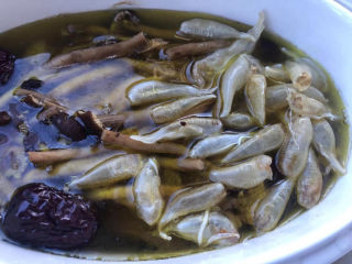 15、茶树菇炖鸡汤,鸡汤炖好前半小时加入再一起炖30分钟。