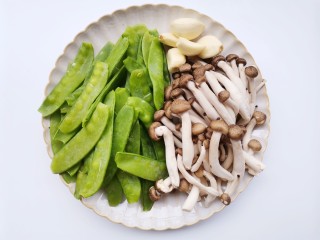 1、荷兰豆炒菌菇,准备好所有食材。