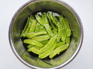 2、荷兰豆炒菌菇,荷兰豆去头尾清洗干净。
