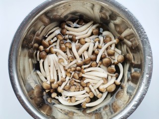 3、荷兰豆炒菌菇,菌菇清洗干净。