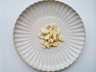 4、荷兰豆炒菌菇,大蒜切碎。