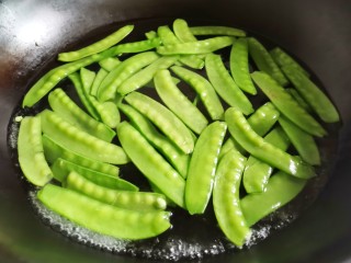 5、荷兰豆炒菌菇,锅中水开，加一丟丟油和盐，再放入荷兰豆煮1分钟。