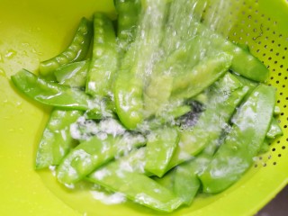 6、荷兰豆炒菌菇,捞出过凉备用。