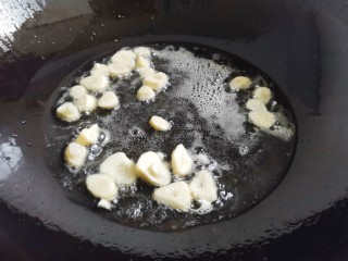 7、荷兰豆炒菌菇,锅中热油，炒香蒜末。