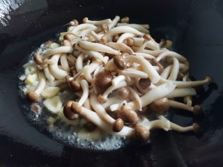 8、荷兰豆炒菌菇,放入菌菇煸炒出水分，