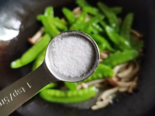 10、荷兰豆炒菌菇,加1小勺盐。